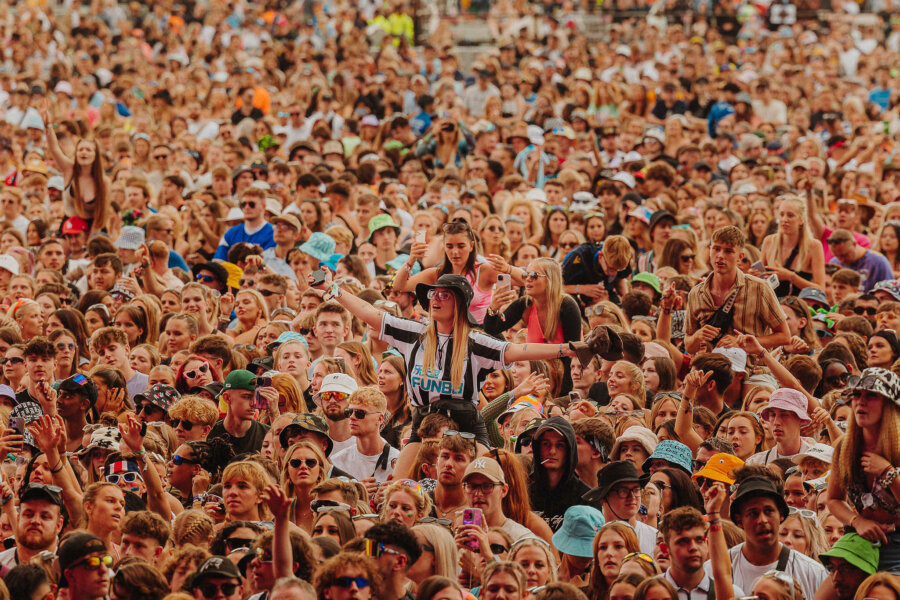 Crowd from Reading festival
